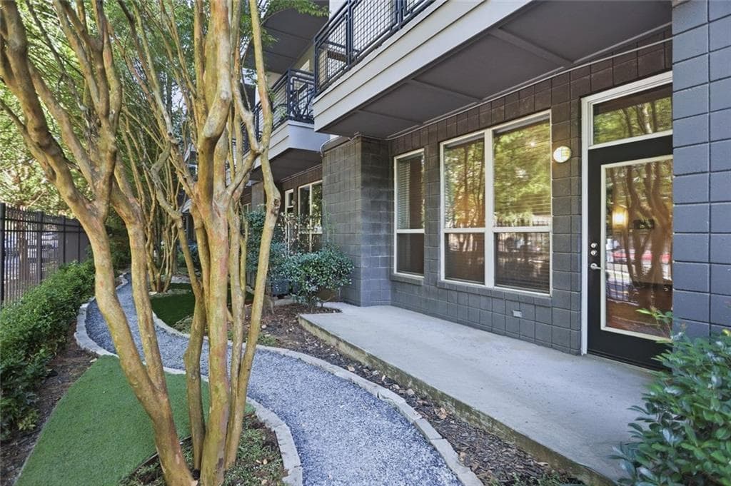 1 bedroom, 1 bathroom, 818 sq ft condominium for sale at 747 Ralph Mcgill Boulevard 202, Atlanta, GA 30312 — photo 3