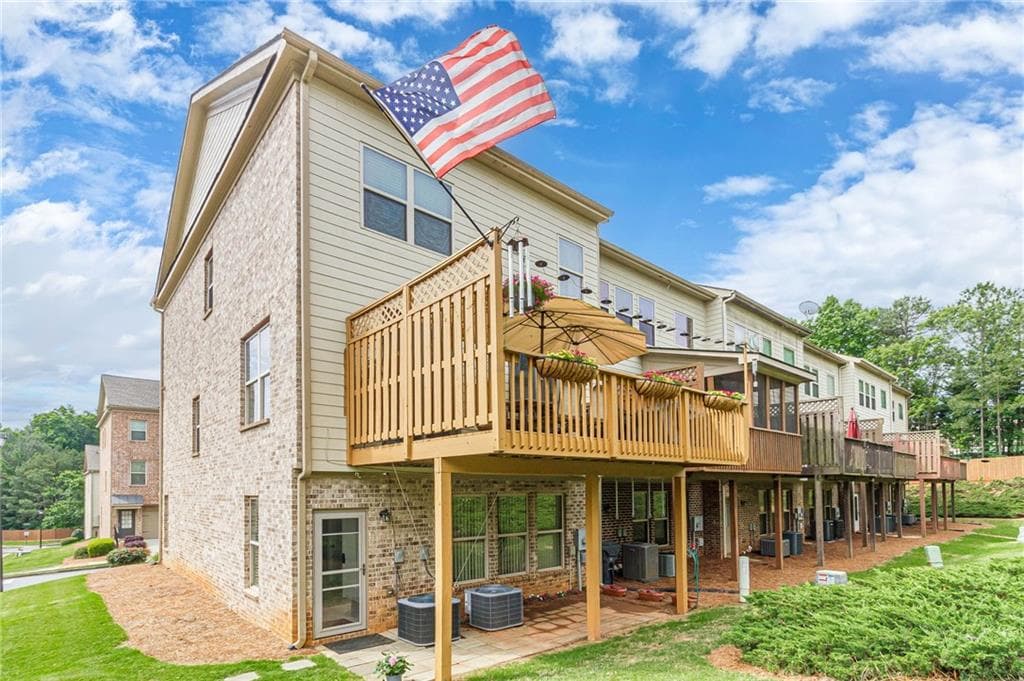 4 bedroom, 4 bathroom, 2,442 sq ft townhouse for sale at 284 Autry Mill Lane, Suwanee, GA 30024 — photo 3