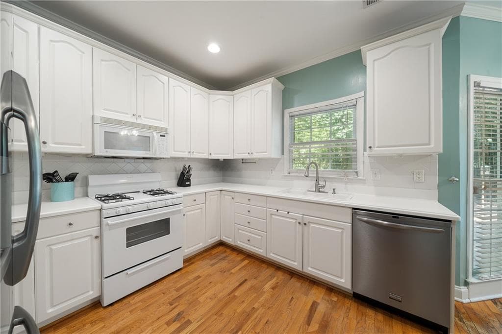 3 bedroom, 3 bathroom, 2,063 sq ft single family residence for sale at 2499 Emerald Ridge Court, Atlanta, GA 30345 — photo 7