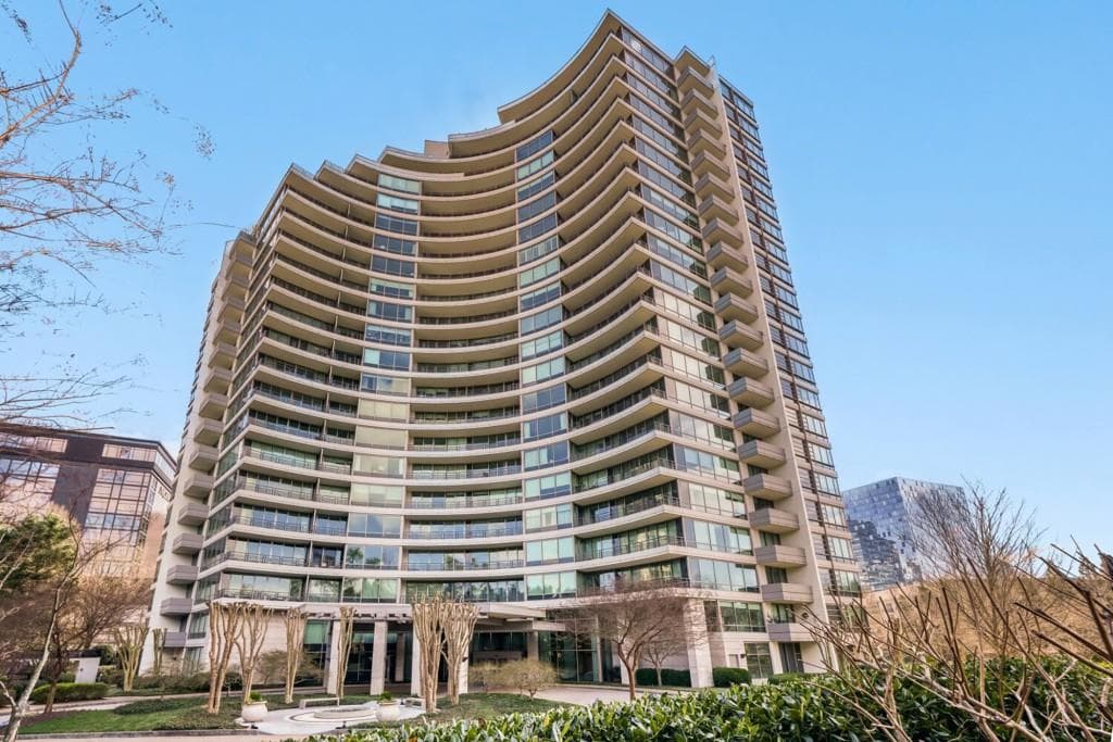 2 bedroom, 3 bathroom, 1,940 sq ft condominium for sale at 700 Park Regency Place 1207, Atlanta, GA 30326 — photo 1 of 21