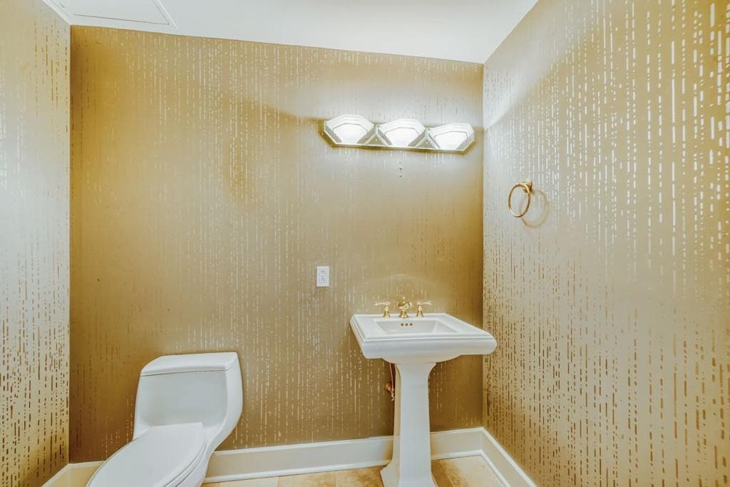 2 bedroom, 3 bathroom, 1,940 sq ft condominium for sale at 700 Park Regency Place 1207, Atlanta, GA 30326 — photo 7