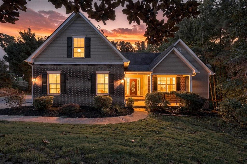 5 bedroom, 3 bathroom, 2,483 sq ft single family residence for sale at 6749 Carriage Walk Lane, Flowery Branch, GA 30542 — photo 2
