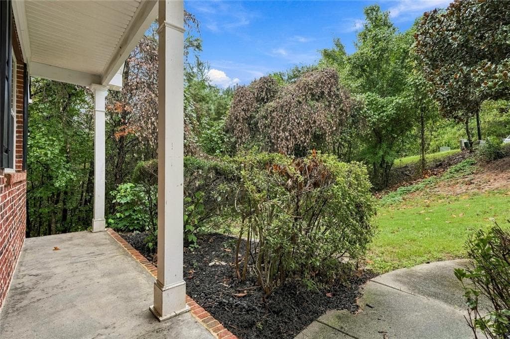 5 bedroom, 3 bathroom, 2,483 sq ft single family residence for sale at 6749 Carriage Walk Lane, Flowery Branch, GA 30542 — photo 4