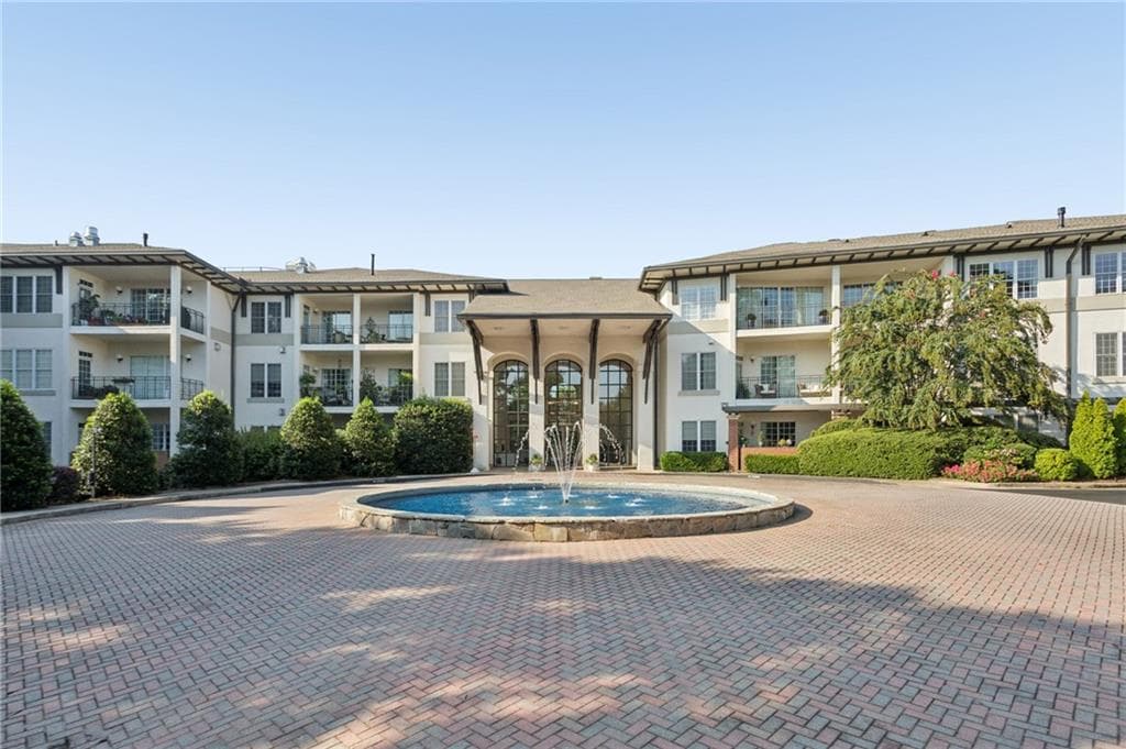1 bedroom, 1 bathroom, 800 sq ft condominium for sale at 3101 Howell Mill Road 222, Atlanta, GA 30327