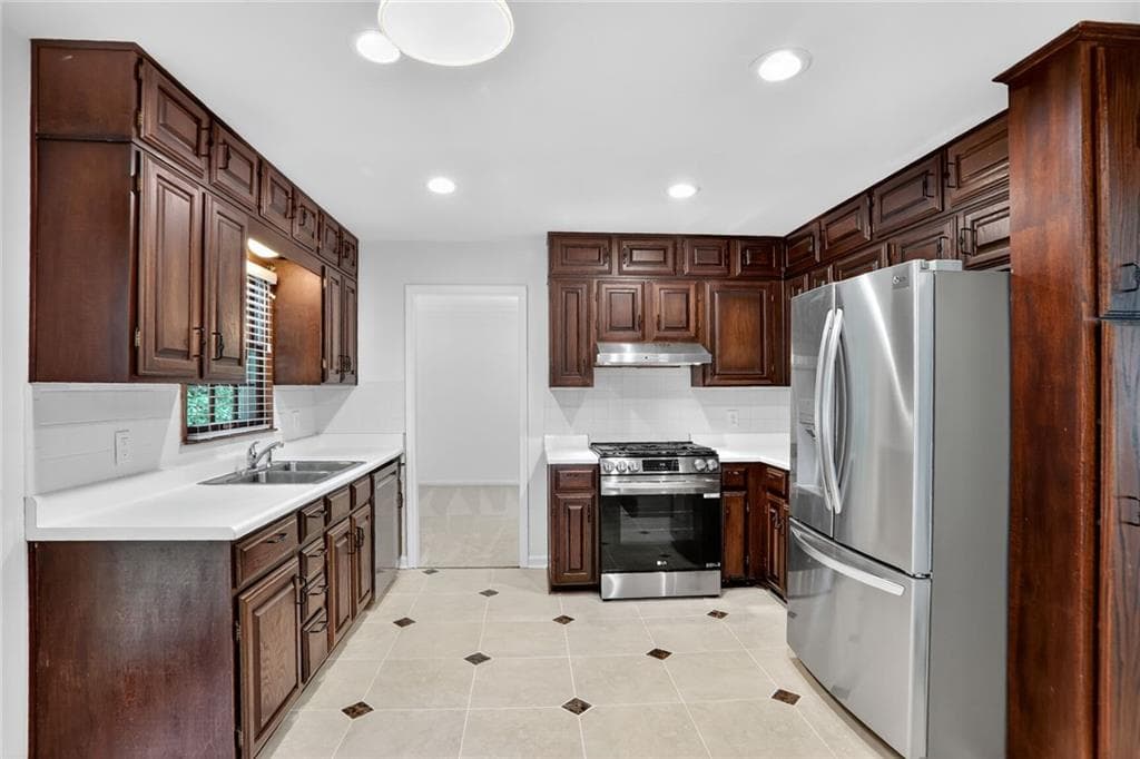 4 bedroom, 3 bathroom, 2,632 sq ft single family residence for rent at 447 Cove Drive, Marietta, GA 30067 for $3,500 a month — photo 5