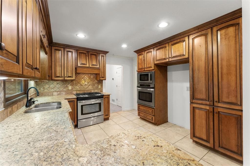 5 bedroom, 4 bathroom, 3,765 sq ft single family residence for sale at 3201 Country Club Court, Kennesaw, GA 30144 — photo 8