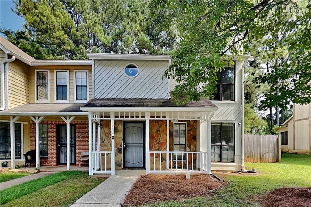 2 bedroom, 3 bathroom, 1,276 sq ft single family residence for sale at 804 Heritage Oaks Drive, Stone Mountain, GA 30088