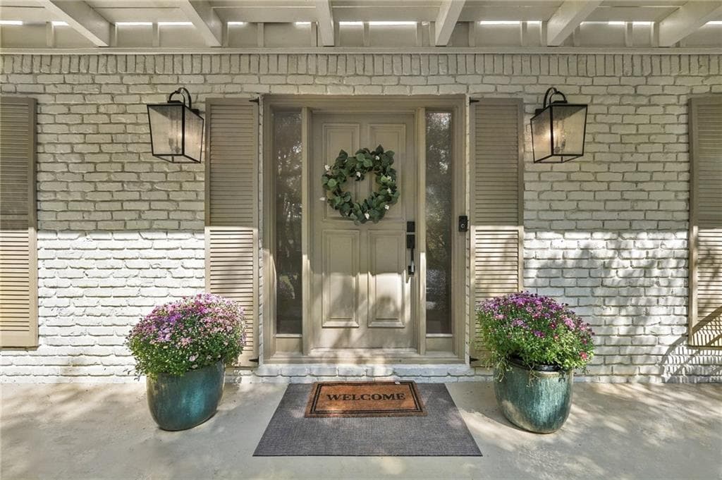 3 bedroom, 3 bathroom, 2,050 sq ft single family residence for sale at 9875 La View Circle, Roswell, GA 30075 — photo 3