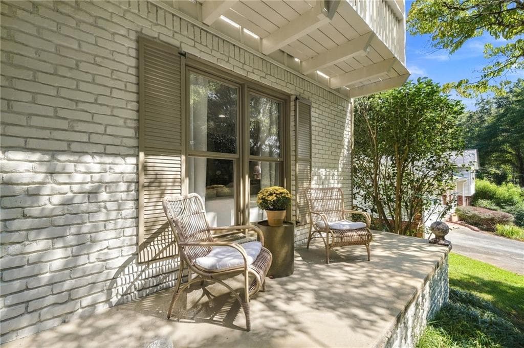 3 bedroom, 3 bathroom, 2,050 sq ft single family residence for sale at 9875 La View Circle, Roswell, GA 30075 — photo 4