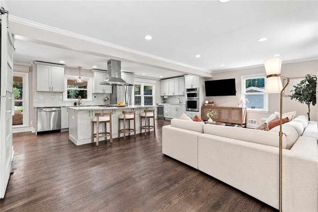 3 bedroom, 3 bathroom, 2,050 sq ft single family residence for sale at 9875 La View Circle, Roswell, GA 30075 — photo 8