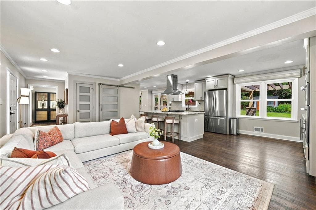 3 bedroom, 3 bathroom, 2,050 sq ft single family residence for sale at 9875 La View Circle, Roswell, GA 30075 — photo 10