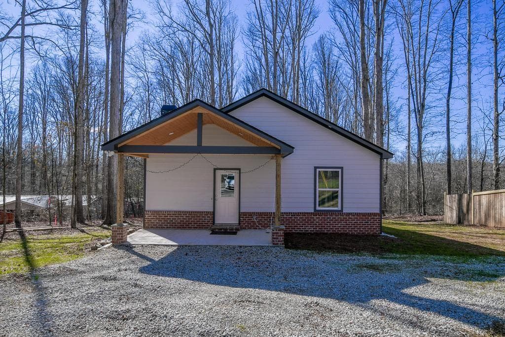 2 bedroom, 1,800 sq ft home for sale at 1020 Riverbend Road, Commerce, GA