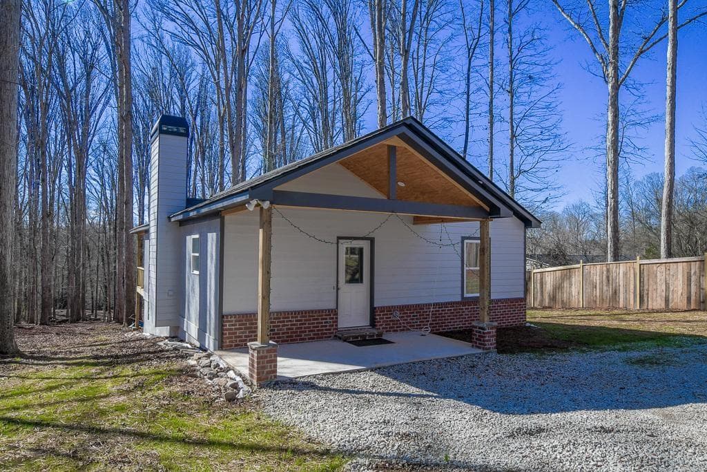 2 bedroom, 2 bathroom, 1,800 sq ft single family residence for sale at 1020 Riverbend Road, Commerce, GA 30530 — photo 2