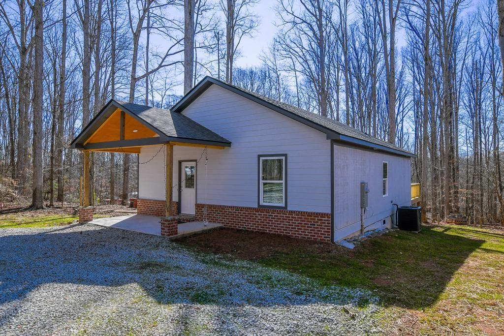 2 bedroom, 2 bathroom, 1,800 sq ft single family residence for sale at 1020 Riverbend Road, Commerce, GA 30530 — photo 3