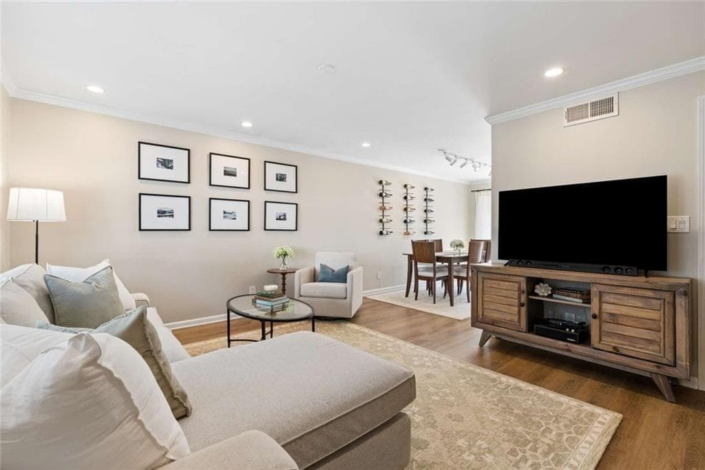 2 bedroom, 2 bathroom, 1,108 sq ft townhouse for sale at 136 NW Peachtree Memorial Drive VA 1, Atlanta, GA 30309 — photo 3