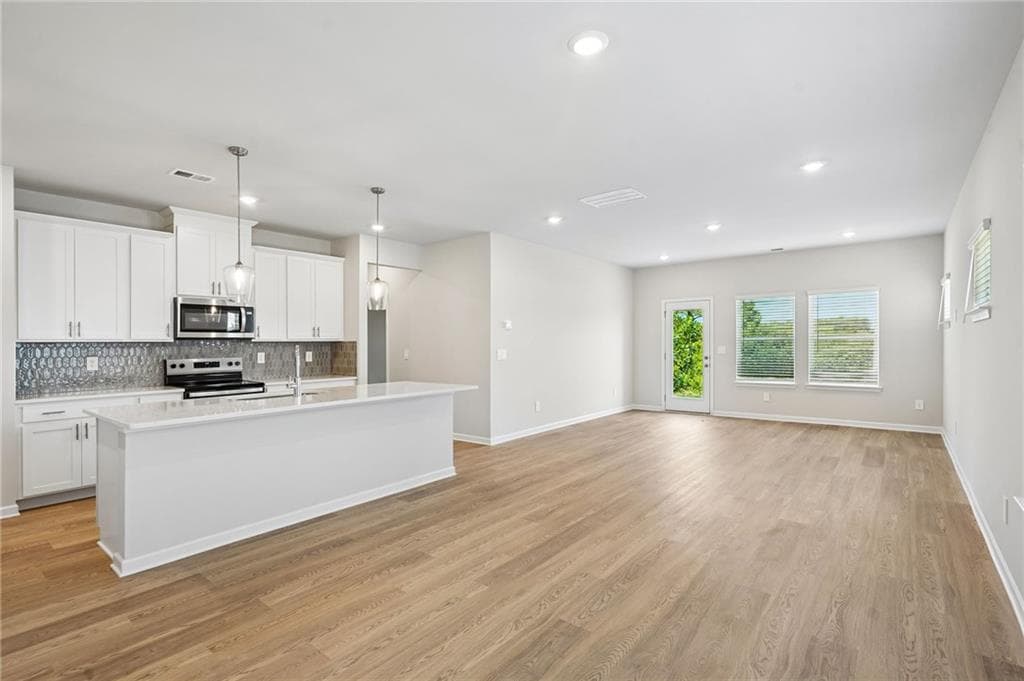 5 bedroom, 3 bathroom, 2,352 sq ft single family residence for sale at 2865 Aralynn Way, College Park, GA 30337 — photo 9