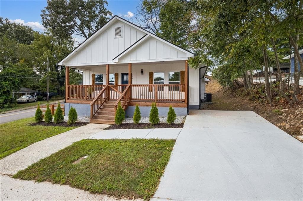 4 bedroom, 2 bathroom, 1,632 sq ft single family residence for sale at 629 Elmwood Street, Canton, GA 30114 — photo 2