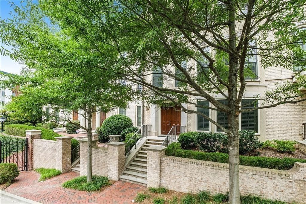 3 bedroom, 5 bathroom, 3,042 sq ft townhouse for sale at 3611 E Paces Way, Atlanta, GA 30326 — photo 1 of 44