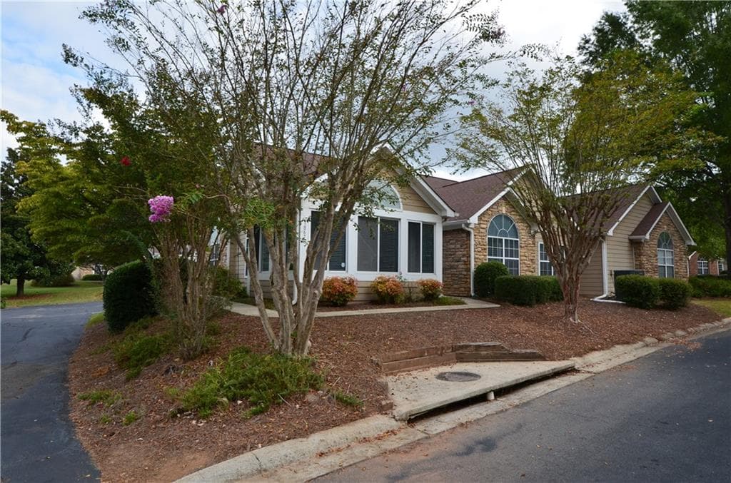 3 bedroom, 2 bathroom, 1,423 sq ft condominium for sale at 1867 Kolb Farm Circle, Marietta, GA 30008 — photo 2