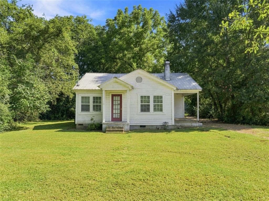 2 bedroom, 1 bathroom, 979 sq ft single family residence for sale at 100 1st Street, Summerville, GA 30747