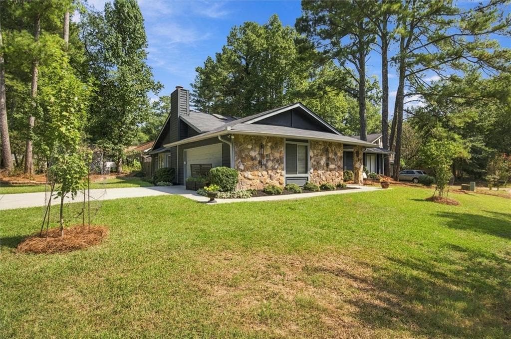 4 bedroom, 2 bathroom, 2,113 sq ft single family residence under contract at 1035 Trailmore Drive, Roswell, GA 30076 — photo 2
