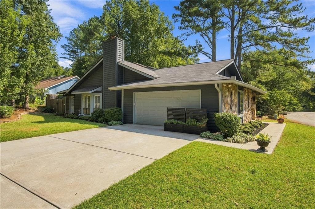 4 bedroom, 2 bathroom, 2,113 sq ft single family residence under contract at 1035 Trailmore Drive, Roswell, GA 30076 — photo 3