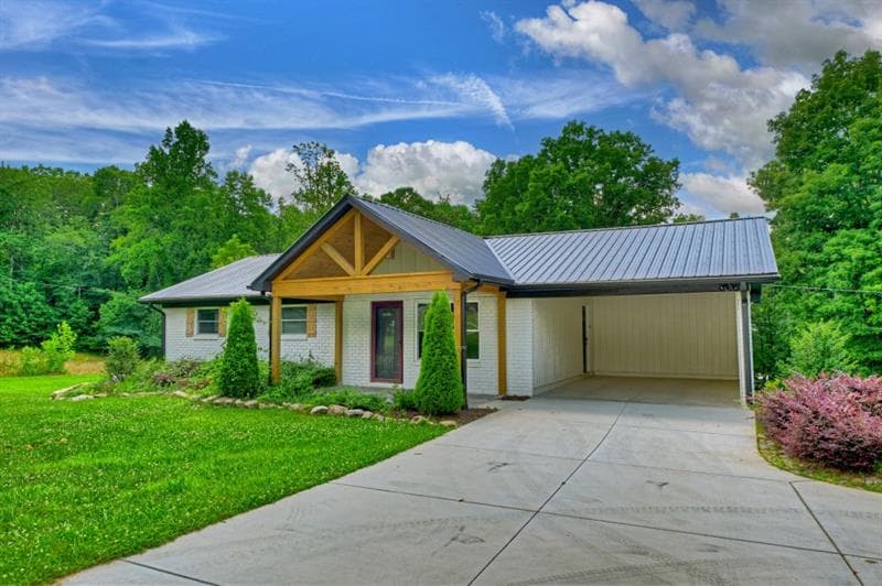 3 bedroom, 3 bathroom, 2,214 sq ft single family residence for sale at 975 Goss Road, Epworth, GA 30541 — photo 2