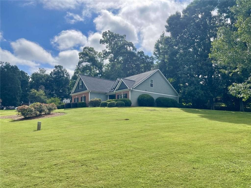 4 bedroom, 3 bathroom, 2,026 sq ft single family residence for sale at 930 Vinings Drive, Winder, GA 30680 — photo 3