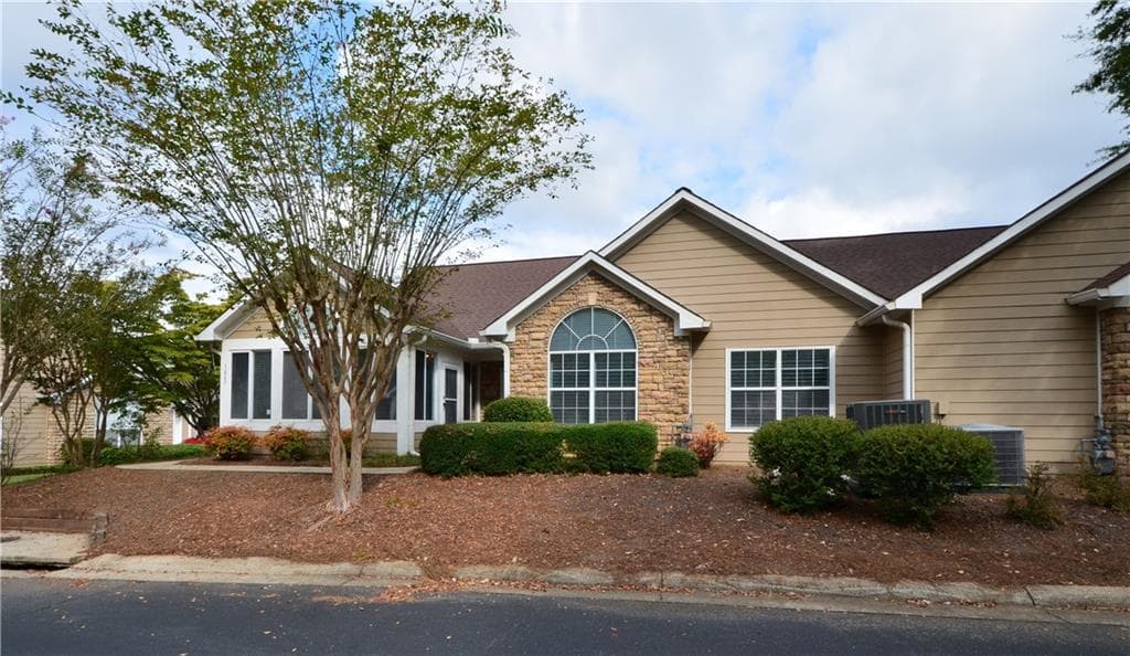 3 bedroom, 2 bathroom, 1,423 sq ft condominium for sale at 1867 Kolb Farm Circle, Marietta, GA 30008 — photo 1 of 36