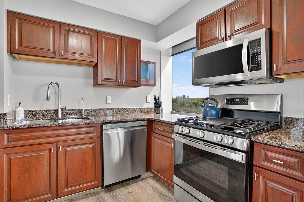 2 bedroom, 2 bathroom, 1,062 sq ft condominium for sale at 2479 Peachtree Road 1517, Atlanta, GA 30305 — photo 4