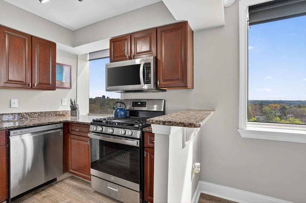 2 bedroom, 2 bathroom, 1,062 sq ft condominium for sale at 2479 Peachtree Road 1517, Atlanta, GA 30305 — photo 5