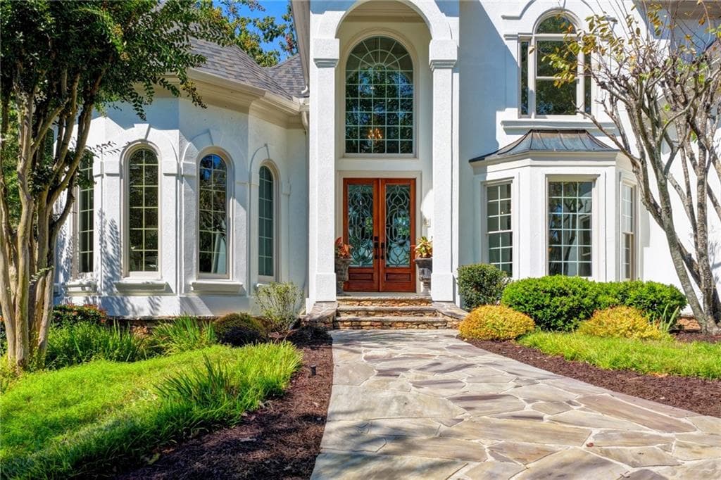 5 bedroom, 6 bathroom, 6,087 sq ft single family residence for sale at 7060 Redcliff Court, Suwanee, GA 30024 — photo 2