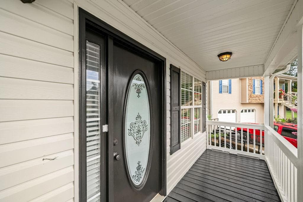 4 bedroom, 3 bathroom, 1,672 sq ft single family residence for sale at 17 Rocky Avenue, Cartersville, GA 30120 — photo 2