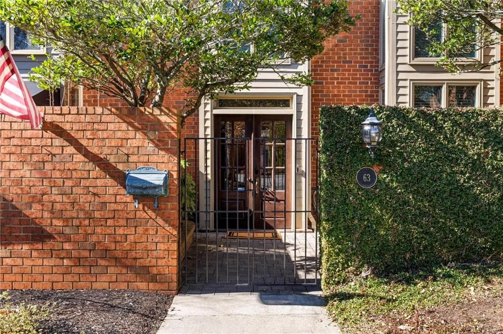 3 bedroom, 3 bathroom, 2,398 sq ft condominium for sale at 63 Willow Glen, Atlanta, GA 30342 — photo 3