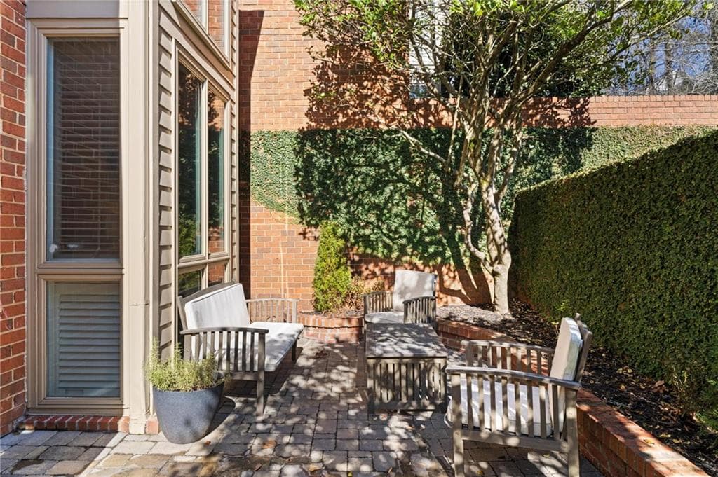 3 bedroom, 3 bathroom, 2,398 sq ft condominium for sale at 63 Willow Glen, Atlanta, GA 30342 — photo 2