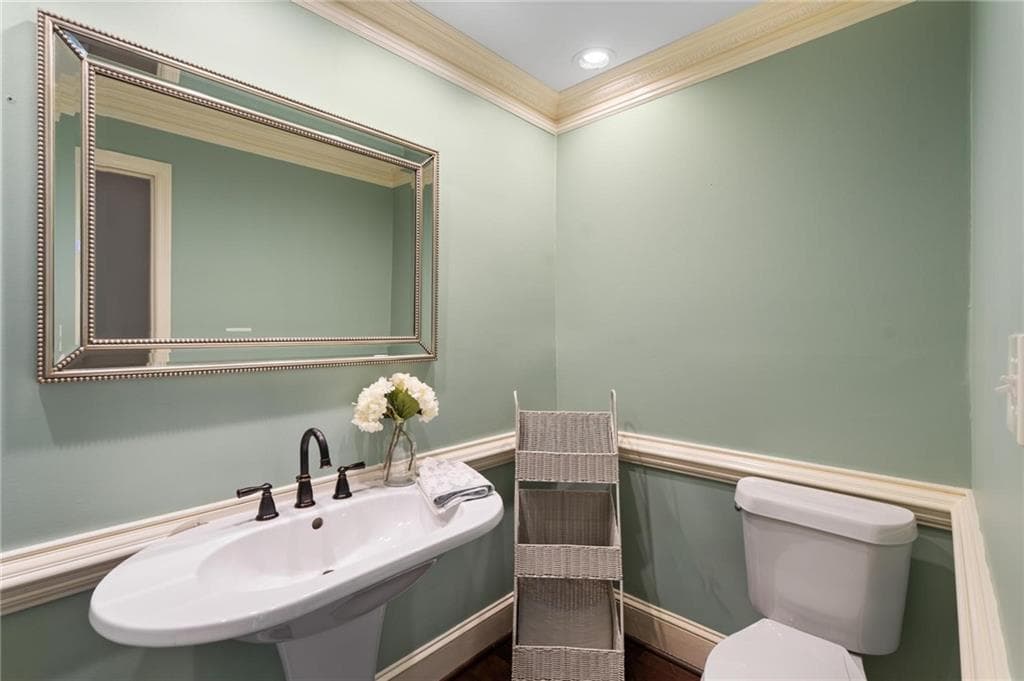 3 bedroom, 3 bathroom, 2,398 sq ft condominium for sale at 63 Willow Glen, Atlanta, GA 30342 — photo 5