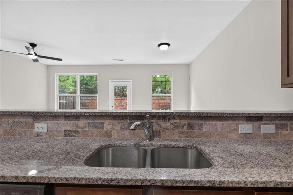 3 bedroom, 3 bathroom, 1,350 sq ft townhouse for sale at 5918 Cassie Drive, Lithonia, GA 30038 — photo 10
