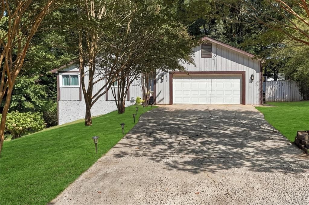 3 bedroom, 2 bathroom, 2,041 sq ft single family residence for sale at 2644 Royal Oak Court, Acworth, GA 30102 — photo 3