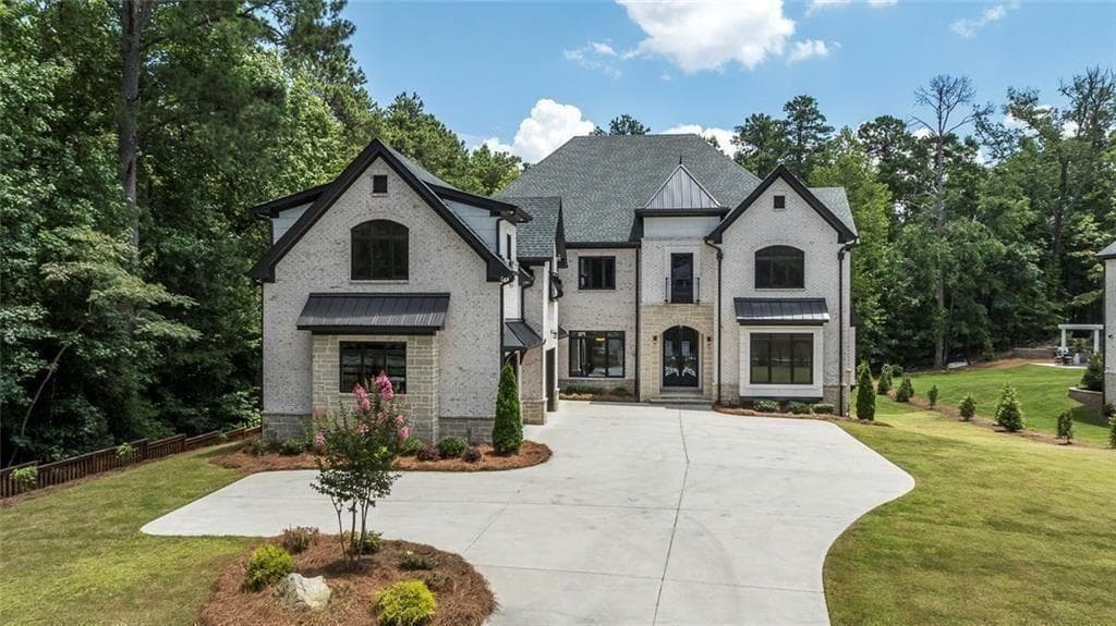 5 bedroom, 6 bathroom, 6,261 sq ft single family residence for sale at 10765 Shallowford Road, Roswell, GA 30075 — photo 2