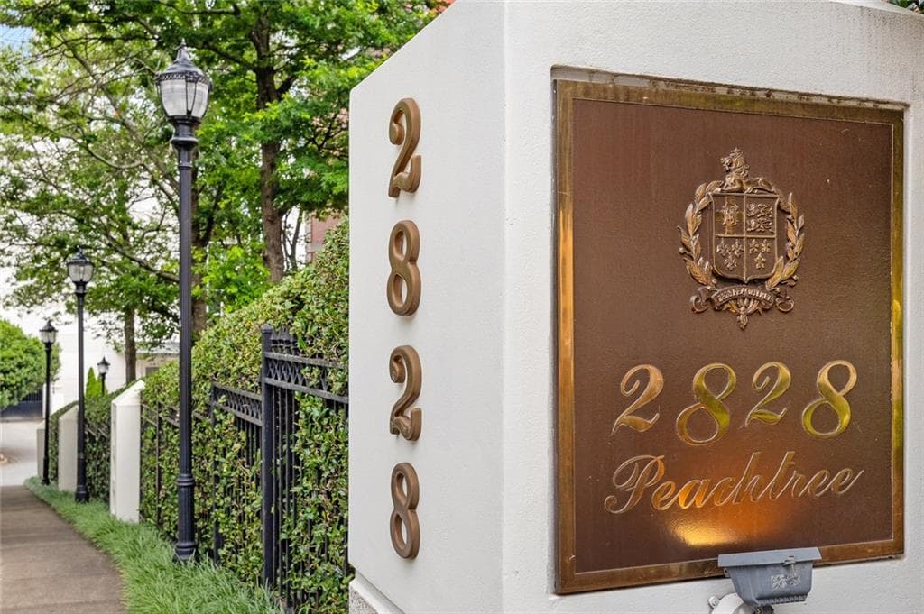2 bedroom, 2 bathroom, 1,094 sq ft condominium for sale at 2828 Peachtree Road 1204, Atlanta, GA 30305 — photo 2