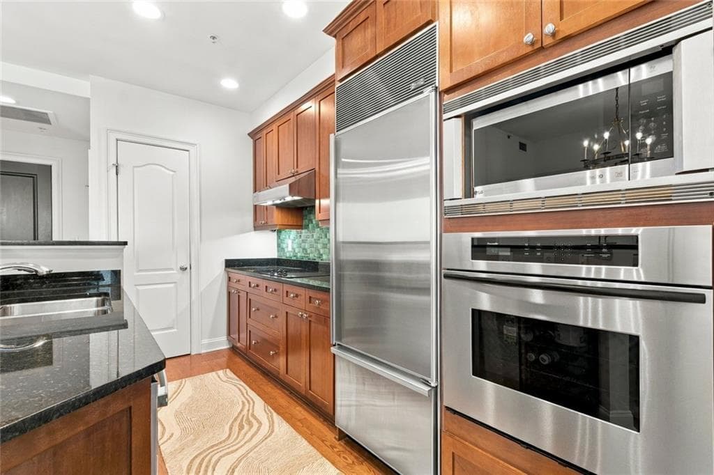 2 bedroom, 2 bathroom, 1,094 sq ft condominium for sale at 2828 Peachtree Road 1204, Atlanta, GA 30305 — photo 6