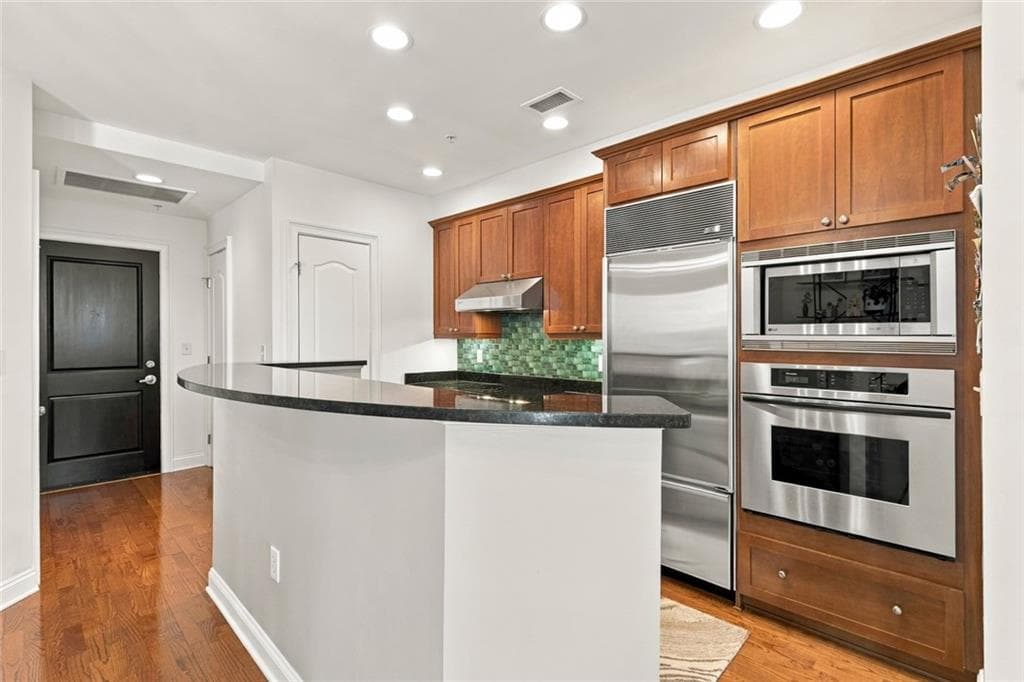 2 bedroom, 2 bathroom, 1,094 sq ft condominium for sale at 2828 Peachtree Road 1204, Atlanta, GA 30305 — photo 8