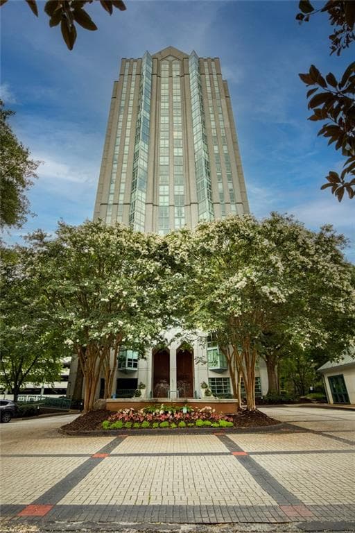 1 bedroom, 1 bathroom, 543 sq ft condominium for sale at 2870 Pharr Court South 2403, Atlanta, GA 30305 — photo 1 of 40