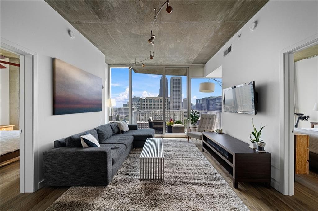 2 bedroom, 2 bathroom, 1,211 sq ft condominium for sale at 860 Peachtree Street 1514, Atlanta, GA 30308 — photo 4