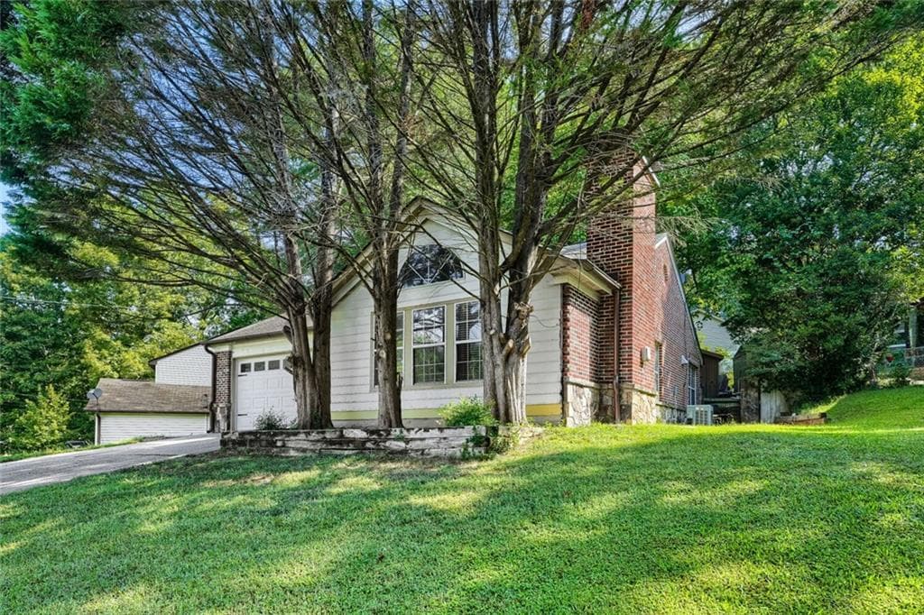3 bedroom, 3 bathroom, 1,430 sq ft single family residence for sale at 5754 Western Hills Drive, Norcross, GA 30071 — photo 3