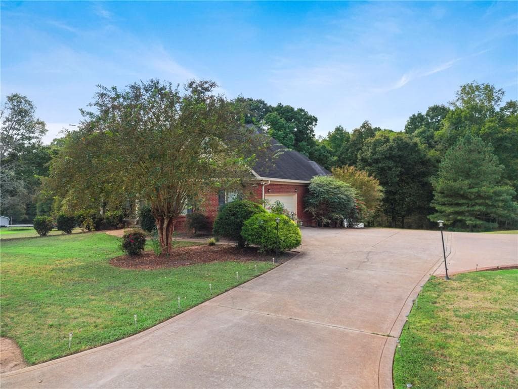 5 bedroom, 3 bathroom, 4,400 sq ft single family residence for sale at 70 Line Drive, Newborn, GA 30056 — photo 5