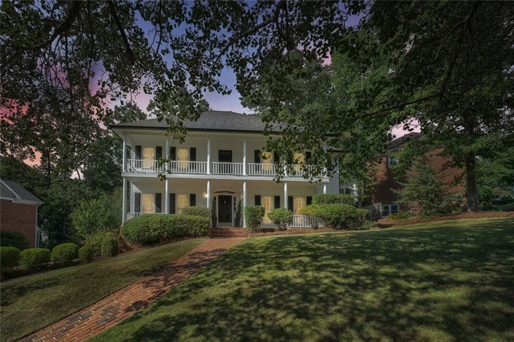 5 bedroom, 4 bathroom, 3,300 sq ft single family residence for sale at 330 S Satinwood Place, Roswell, GA 30076 — photo 2