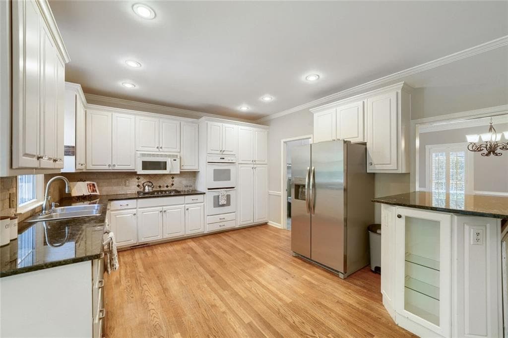 5 bedroom, 4 bathroom, 3,300 sq ft single family residence for sale at 330 S Satinwood Place, Roswell, GA 30076 — photo 5