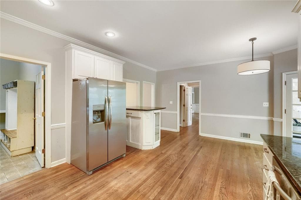 5 bedroom, 4 bathroom, 3,300 sq ft single family residence for sale at 330 S Satinwood Place, Roswell, GA 30076 — photo 8