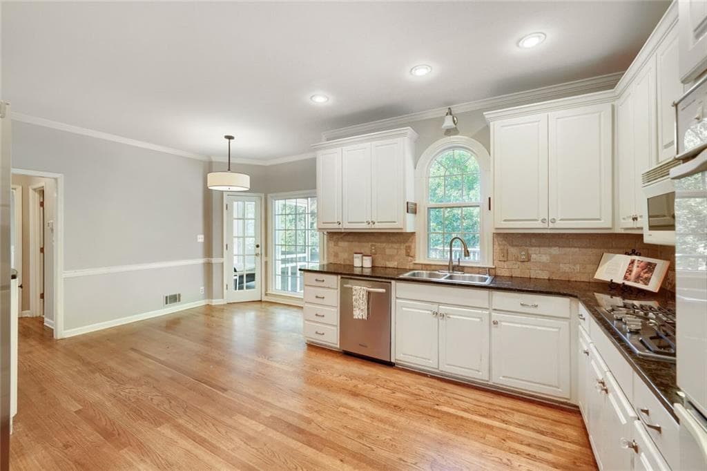 5 bedroom, 4 bathroom, 3,300 sq ft single family residence for sale at 330 S Satinwood Place, Roswell, GA 30076 — photo 6
